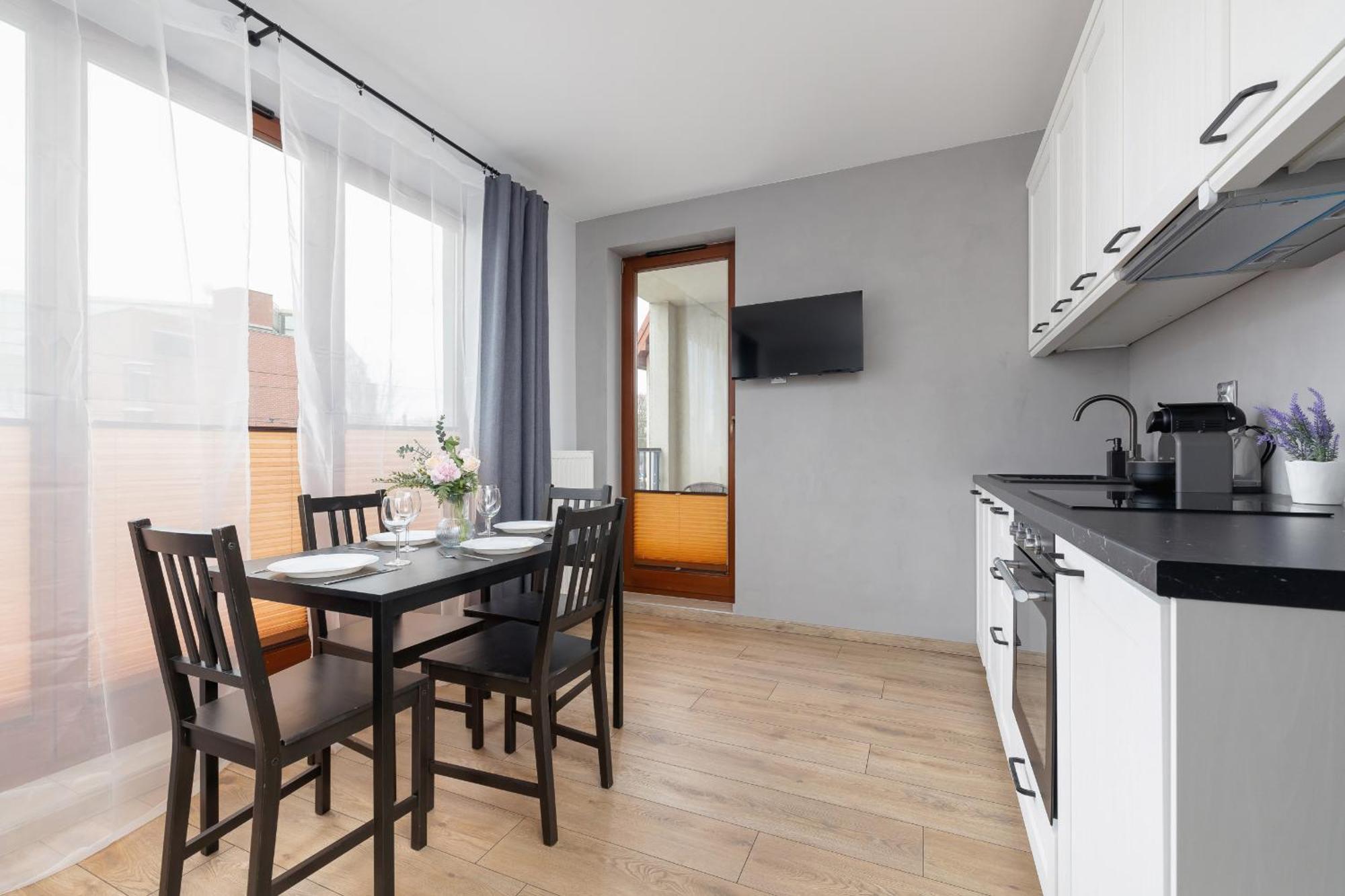 Apartment Stylish With Balcony & Parking Cracow By Renters *