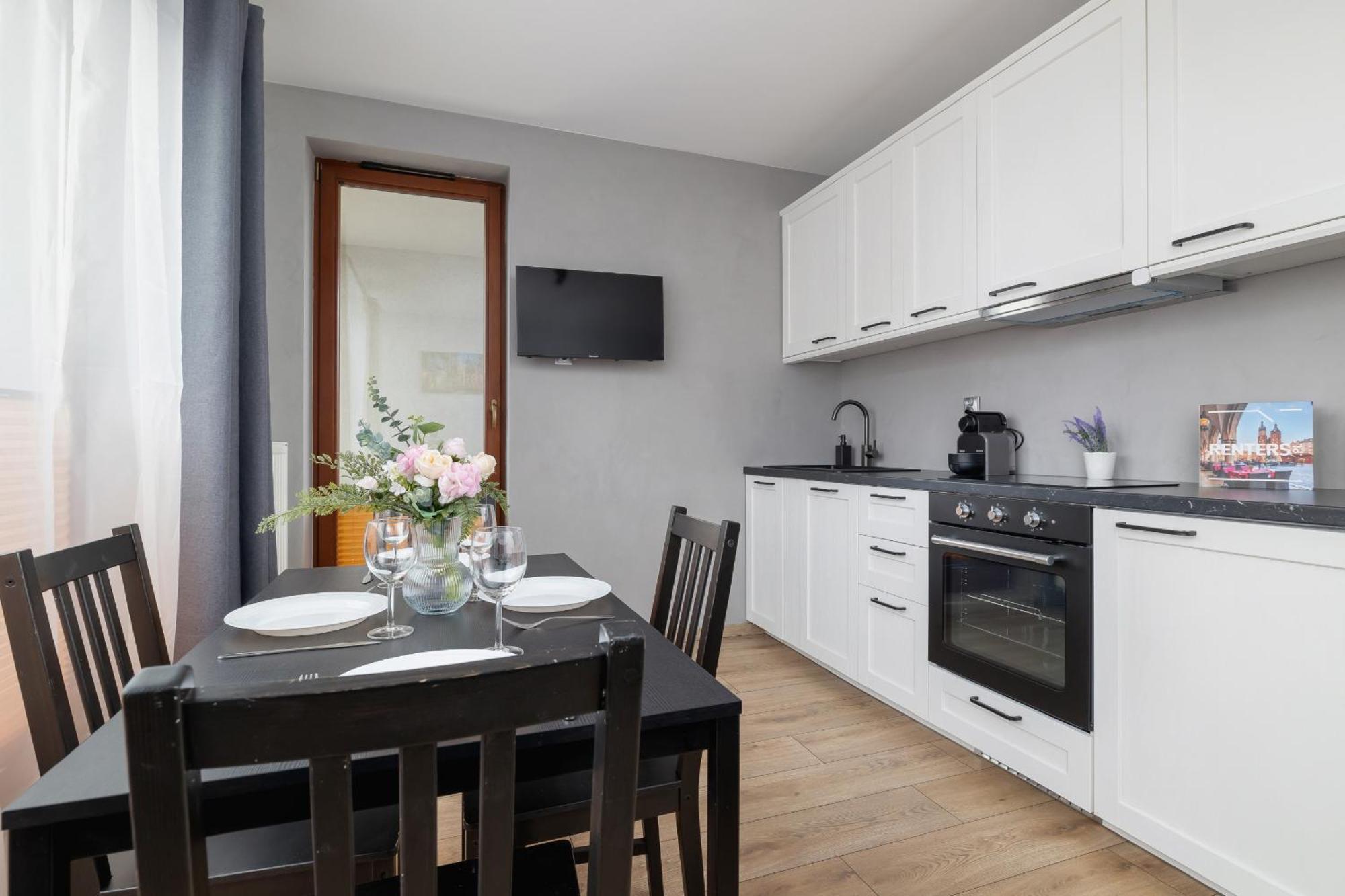 Stylish With Balcony & Parking Cracow By Renters Appartement Krakau