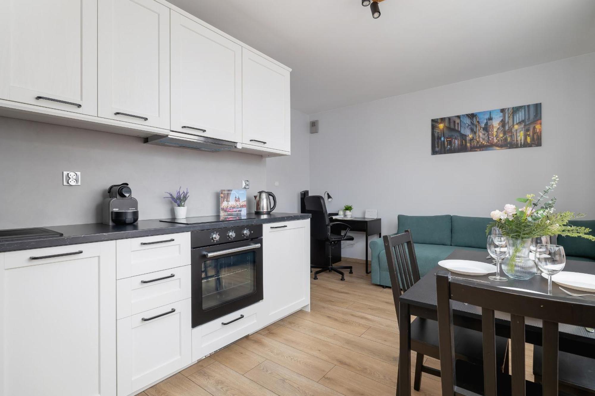 Stylish With Balcony & Parking Cracow By Renters Appartement *