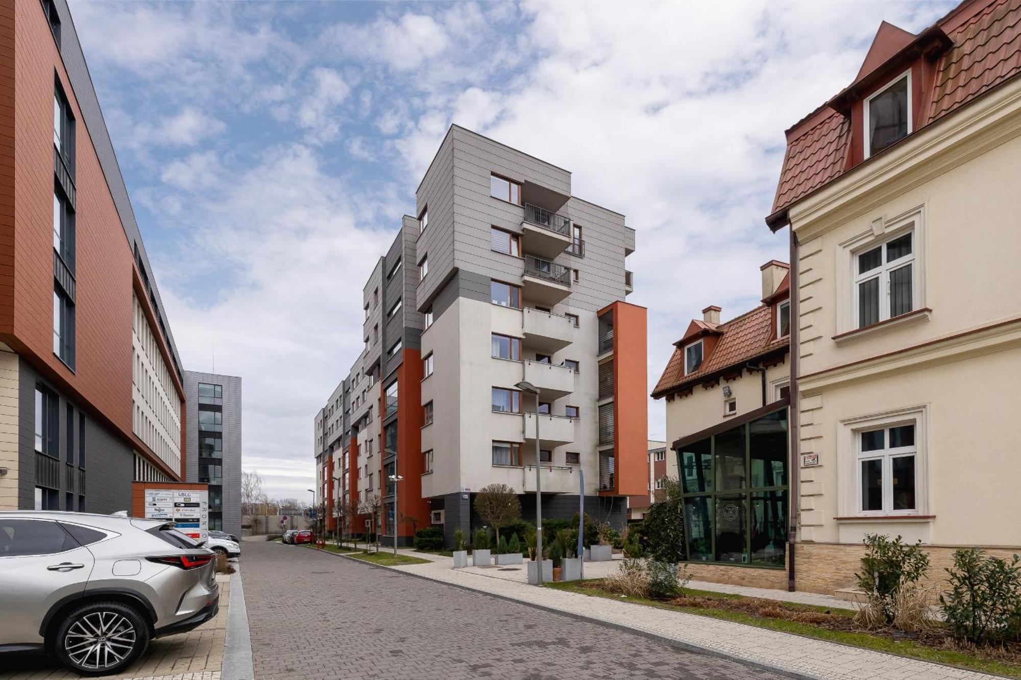 Stylish With Balcony & Parking Cracow By Renters