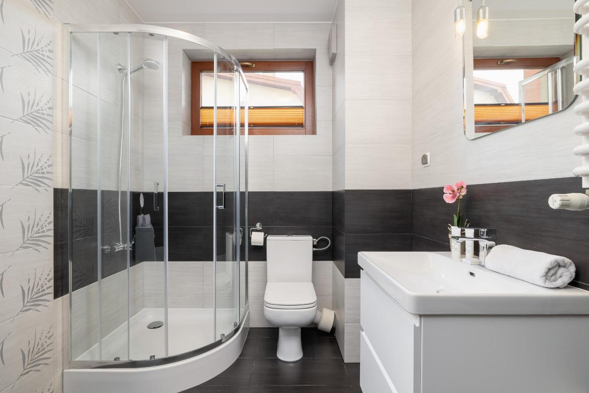 Stylish With Balcony & Parking Cracow By Renters
