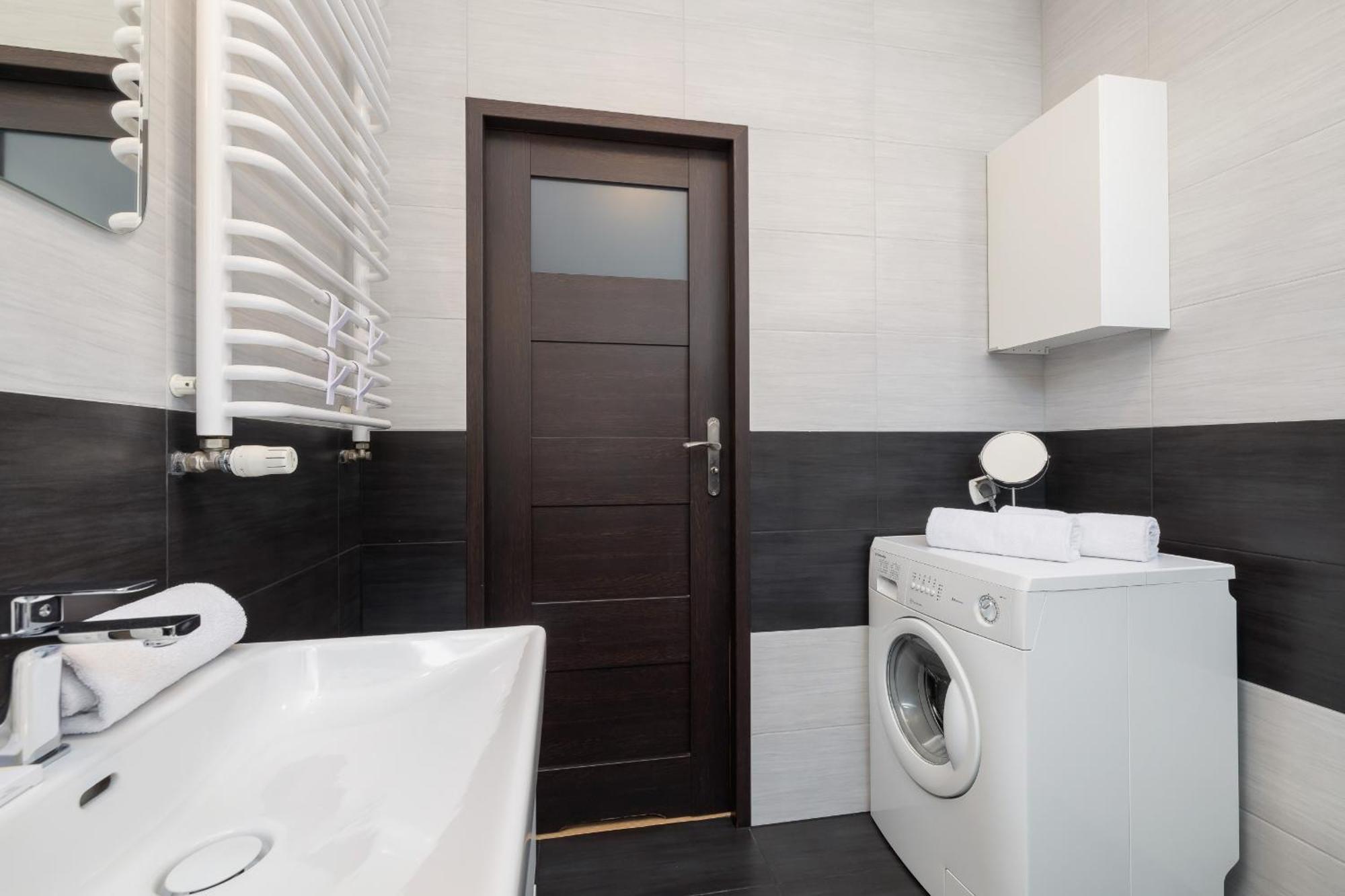 Stylish With Balcony & Parking Cracow By Renters
